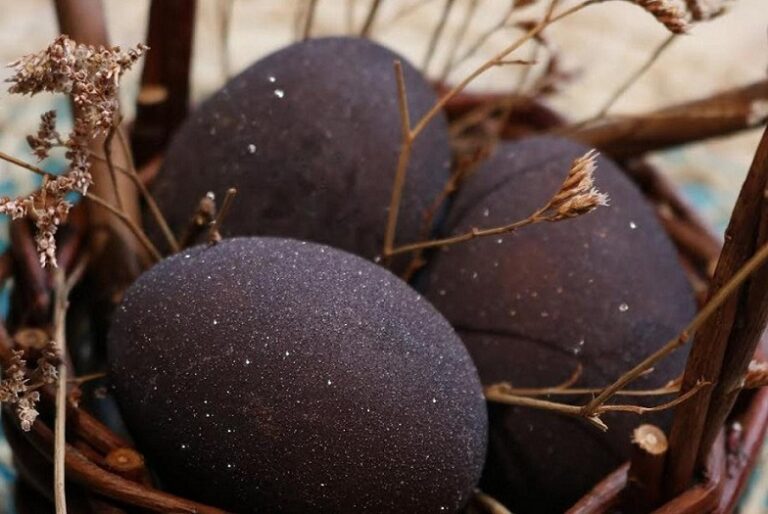 Уникален начин за боядисване на яйца с бяло вино