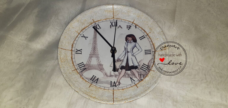Стенен часовник Париж