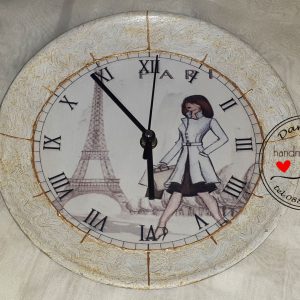 Стенен часовник Париж