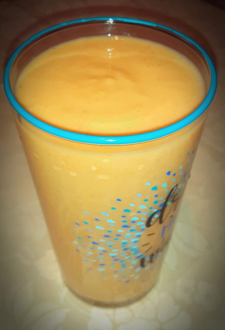 Смути с банан, ябълка и морков